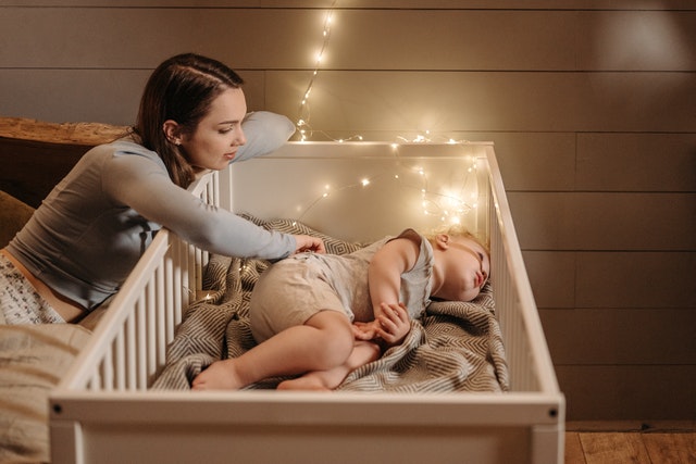 Habituer un bébé à dormir seul : quand passer de la nacelle au lit ?