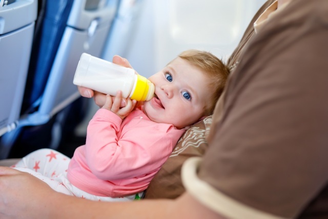 Guide pour voyager en avion avec un bébé