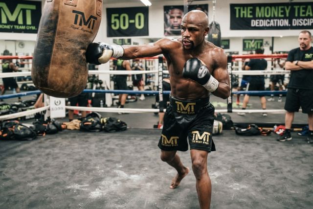 Floyd Mayweather : un maître de la boxe au tempérament légendaire