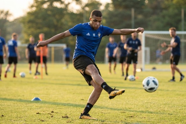 Les astuces incontournables des experts pour un entraînement du pied parfait au football