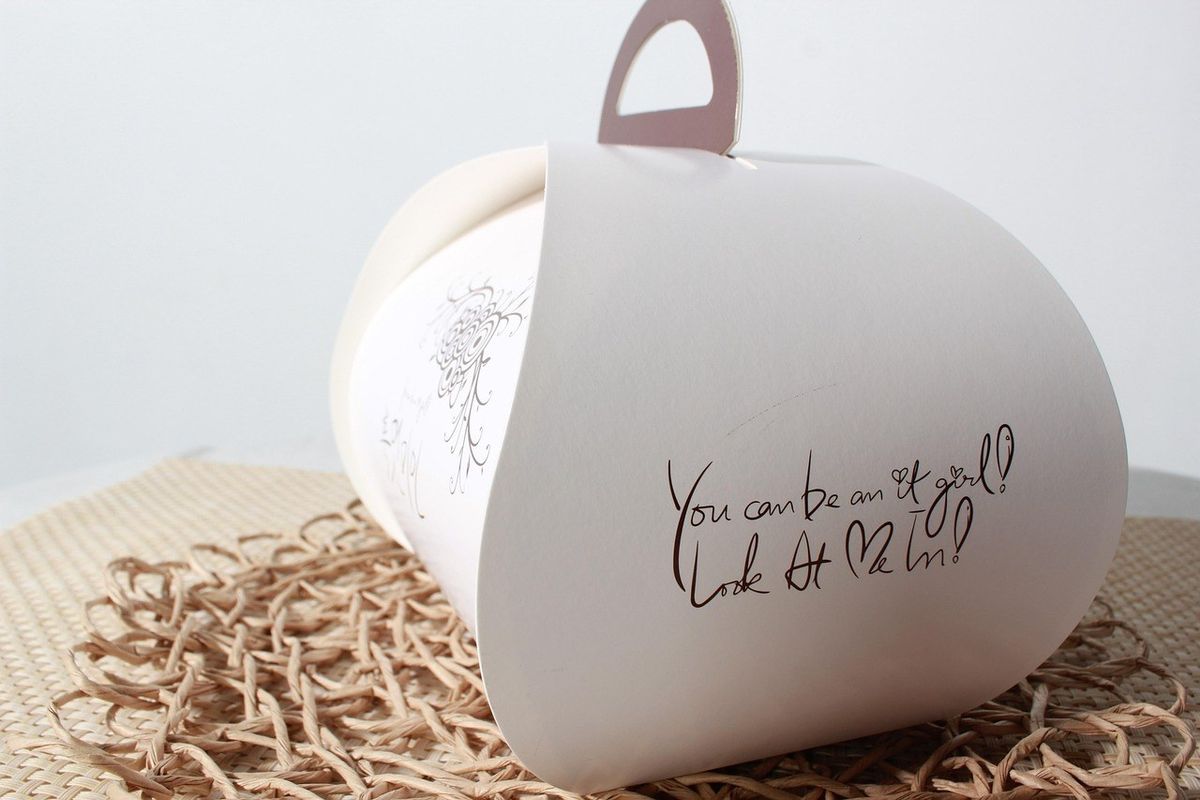 Cadeau brun avec message manuscrit sur nappe de paille Cadeau brun avec message manuscrit sur nappe de paille