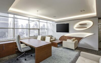 Un bureau contemporain avec meubles, écran plat et vue urbaine